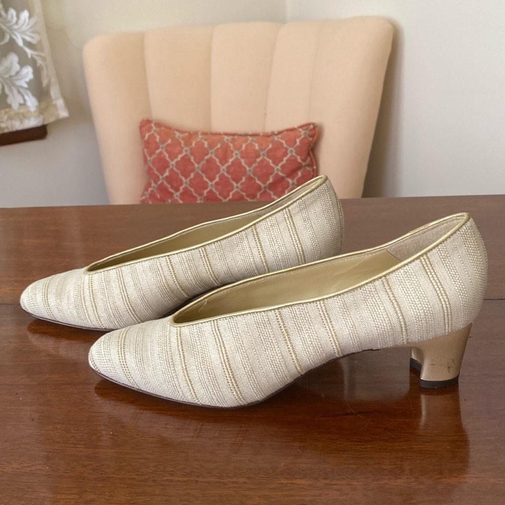 d’Rosana Italian Leather Shoes with Cream & Gold Fabric Pumps  2” Heel size 7